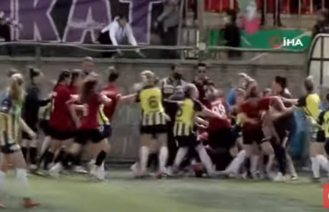 Totalni haos i tuča fudbalerki na turskom meču