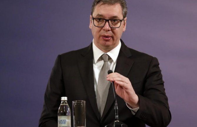 Vučić obećao da će obučen skočiti u Tašmajdanski bazen
