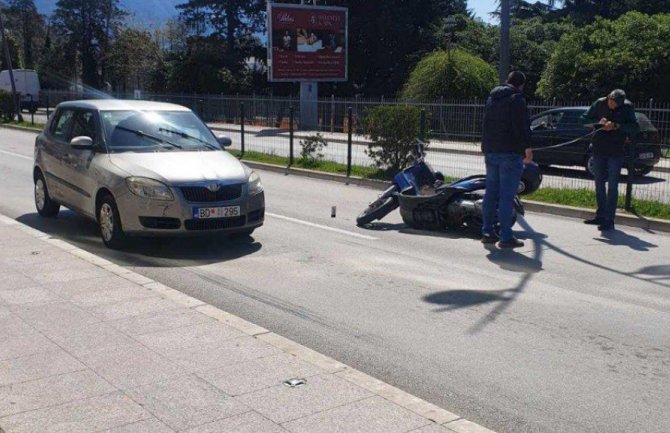 Saobraćajna nezgoda u Budvi, sudar automobila i motocikliste