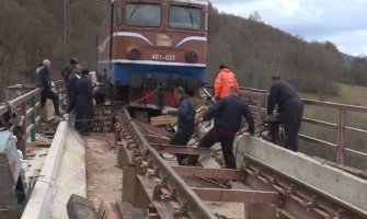 Nakon tri dana izvučena lokomotiva koja je skliznula s pruge kod Kolašina