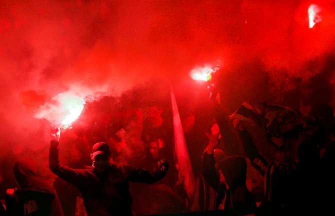 Tuča navijača Crvene zvezde i Partizana, policija blokirala čitav kraj
