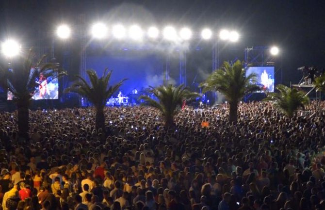 Desetine hiljada posjetilaca uživalo u muzičkom spektaklu u Baru (VIDEO)