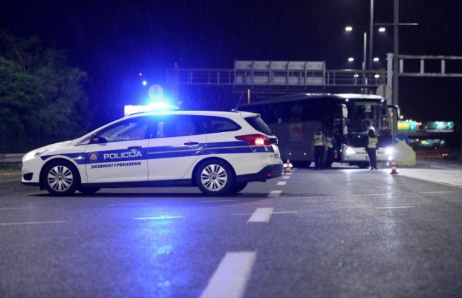 Masovna tuča policije i navijača Hajduka, dvije osobe ranjene iz vatrenog oružja, desetak policajaca povrijeđeno