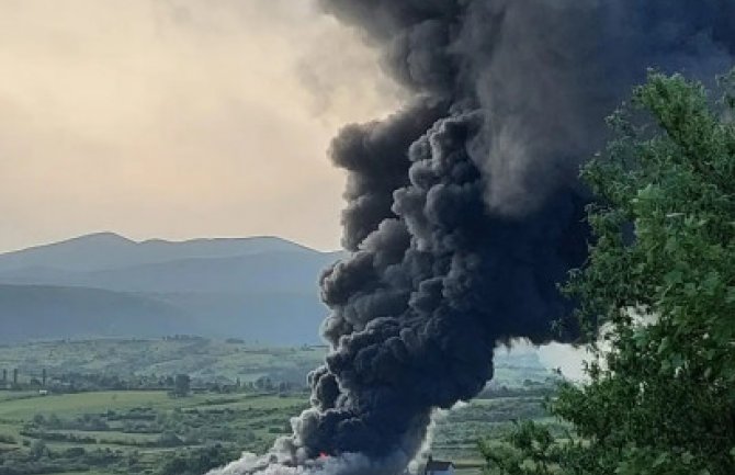 Bihać: Veliki požar u fabrici, vatrogasci i policija pokušavaju da ugase vatru