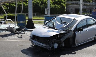 Teška saobraćajna nesreća u Zagrebu, automobilom uletio na tramvajsku stanicu