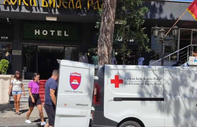 Crveni krst uručio pakete pomoći izbjeglicama iz Ukrajine smještenim u Hotelu Bijela Rada