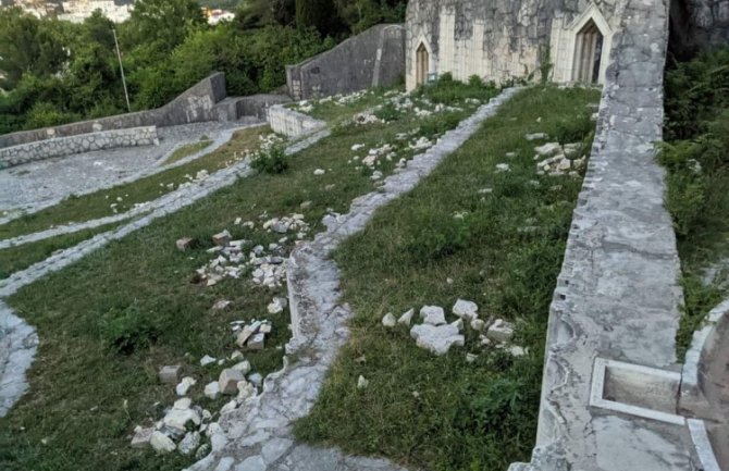 Na Partizanskom groblju u Mostaru uništeno 700 ploča, 