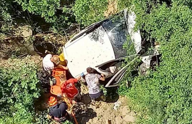 Petrovac: Automobil sletio sa mosta, četiri osobe prebačene u barsku bolnicu