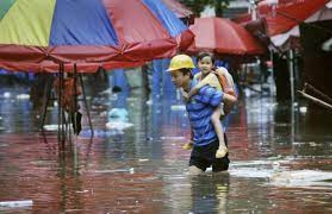 Obilne kiše na jugu Kine, evakuisano više od 200.000 ljudi