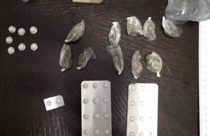 Uhapšen Podgoričanin kod kojeg je pronađena marihuana i tablete sa liste opijata