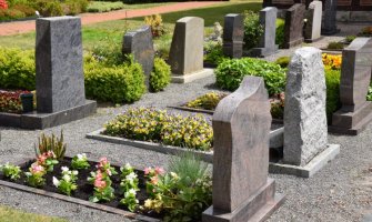 Starija žena upala u raku na groblju u Splitu