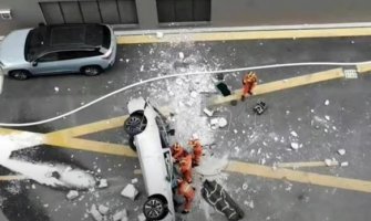 Kina: Dvije osobe poginule  u padu električnog automobila s trećeg sprata garaže (VIDEO) 