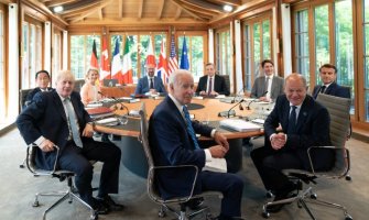 Lideri G7 ismijavali Putina: Trebamo li da se skinemo prije slikanja?