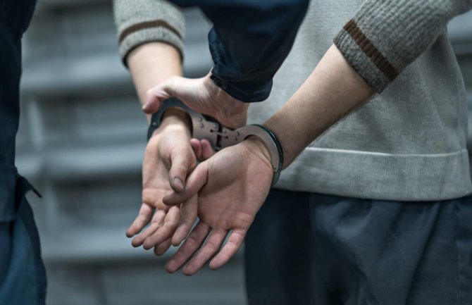 Holanđanin uhapšen u Tivtu, osumnjičen da je silovao maloljetnicu