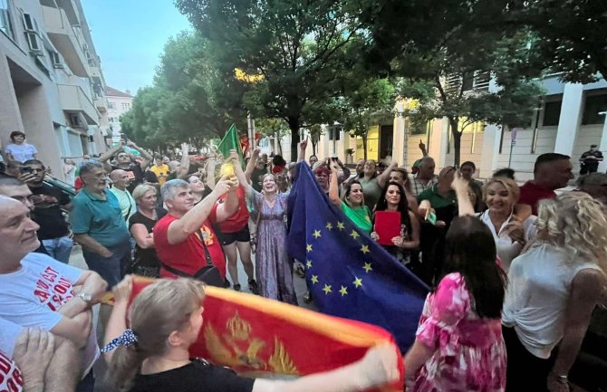 Protest građana zbog Temeljnog ugovora: Jedini pravi put Crne Gore je u EU