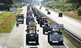 Širom Evrope protesti farmera, u Njemačkoj i Holandiji blokirali puteve, saobraćajnice, mostove...