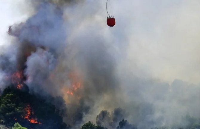 Širi se požar u Herceg Novom, iz Službe zaštite i spašavanja očekuju pomoć iz vazduha