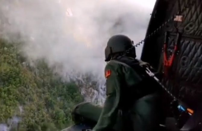 Vazduhoplovci Vojske CG gase požare na području Nikšića