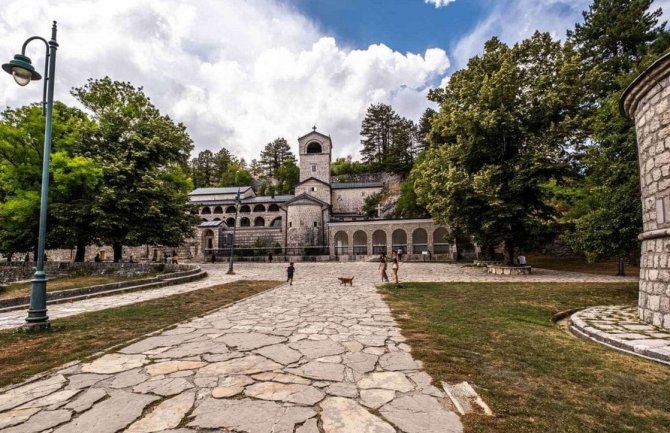Zeković saopštio da se ponovo dogodio incident Monahinja bacila zastavu Crne Gore postavljenu na ogradu Cetinjskog manastira (VIDEO)