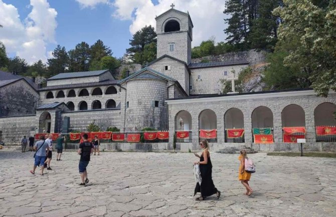 Nikolaidis: Na svaku crnogorsku crkvu i manastir, okačite crnogorsku zastavu