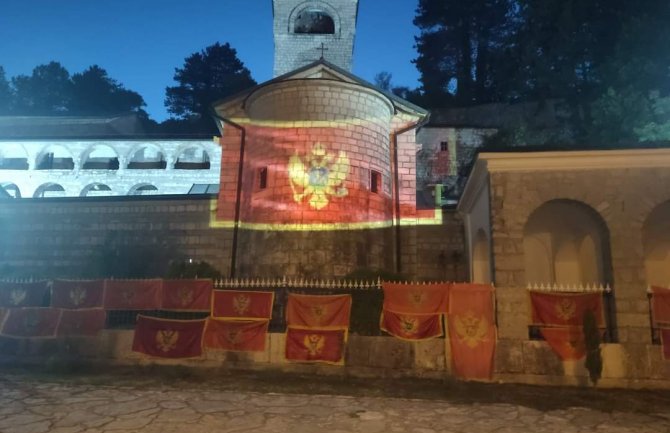 Cetinjski manastir u bojama crnogorske zastave (Video)