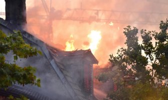  Požar u Podgorici: U vatrenoj stihiji izgorio krov i sprat stambene kuće
