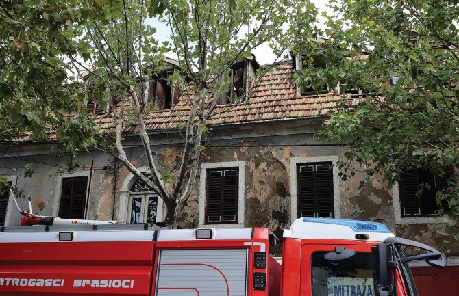 Vatra uništila potkrovlje kuće: Vlasnik tvrdi da je požar podmetnut