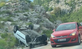 Nezgoda na putu Nikšić – Risan, automobil se izvrnuo na krov