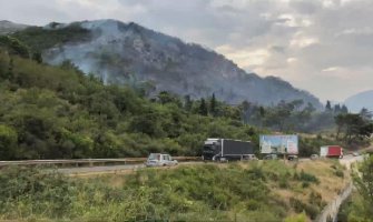 Požar u Baru gase helikopteri Vojske Crne Gore,  povrijeđene dvije osobe