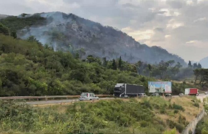 Požar u Baru gase helikopteri Vojske Crne Gore,  povrijeđene dvije osobe