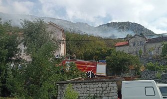 Požar u Boki Kotorskoj: Čekaju se helikopteri vojske i policije CG i kanader iz Hrvatske