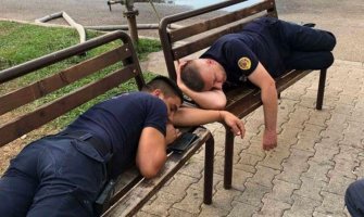 Nikšićki vatrogasci od umora zaspali na klupama