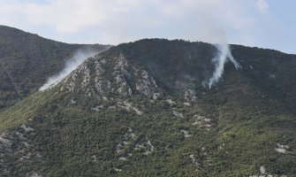 HN: Avion uspio da obuzda požar na brdu iznad Kamenara, crkva iznad Veriga zaštićena