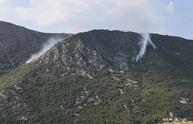 HN: Avion uspio da obuzda požar na brdu iznad Kamenara, crkva iznad Veriga zaštićena