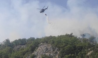 MO: Piloti Vazduhoplovstva VCG pritekli i danas u pomoć u gašenju požara nad Kamenarima