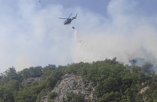 MO: Piloti Vazduhoplovstva VCG pritekli i danas u pomoć u gašenju požara nad Kamenarima