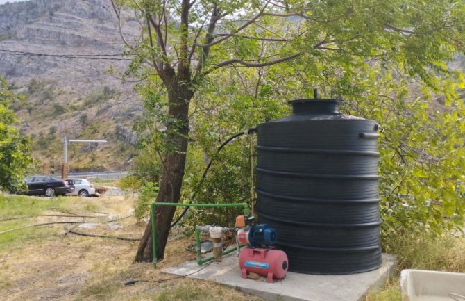 Stanovnici Smokovca nemaju osnovne uslove za život: Piju bunarsku, a peru vodom iz Morače