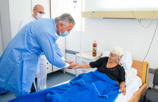 Đukanović obišao povrijeđene u Opštoj bolnici Danilo I; Predsjednik Crne Gore prisustvovao na komemoraciji u Vladinom domu
