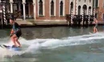 Gradonačelnik Venecije vodi na večeru one koji mu isporuče “dva idiota” koji su surfovali kanalom