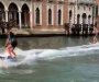 Gradonačelnik Venecije vodi na večeru one koji mu isporuče “dva idiota” koji su surfovali kanalom