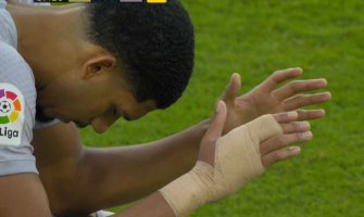 Drama na meču Barselone: Jezive fotografije sa stadiona, navijač doživio srčani udar