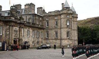 Povorka sa kovčegom Elizabete Druge stigla u palatu u Edinburgu