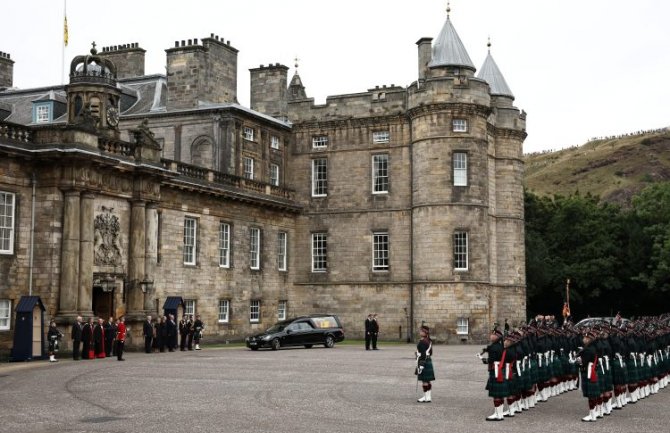 Povorka sa kovčegom Elizabete Druge stigla u palatu u Edinburgu