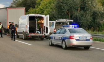 Horgoš: Automobil naletio na zaustavljeni kamion, vozač stradao na licu mjesta