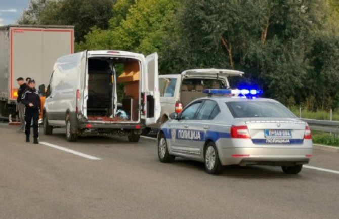 Horgoš: Automobil naletio na zaustavljeni kamion, vozač stradao na licu mjesta