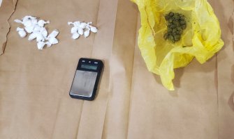 U Budvi pretresom pronađen kokain i marihuana, uhapšen osumnjičeni za uličnu prodaju narkotika