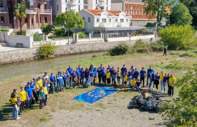 Osoblje Delegacije EU i ambasadori zemalja članica čistili korito Ribnice