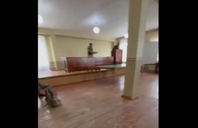Uznemirujući video: Mladić upao u ruski centar za regrutaciju i pucao, ima ranjenih