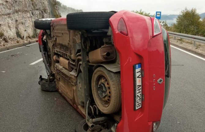 Saobraćajna nesreća na putu Cetinje - Podgorica, automobil se prevrnuo kod tunela Mekavac
