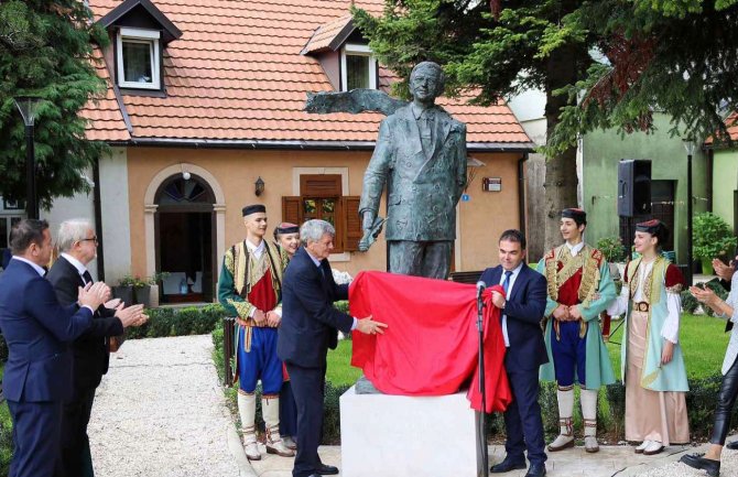 Otkriven spomenik Aleksandru Lesu Ivanoviću na Cetinju
